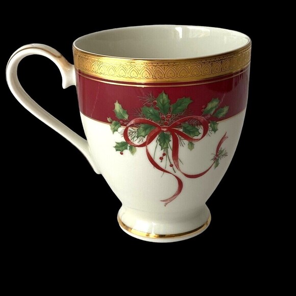 Mikasa Palatial Holly Gold Mug Coffee Tea Cup L3468 Holly and  Red Ribbon - Picture 1 of 4